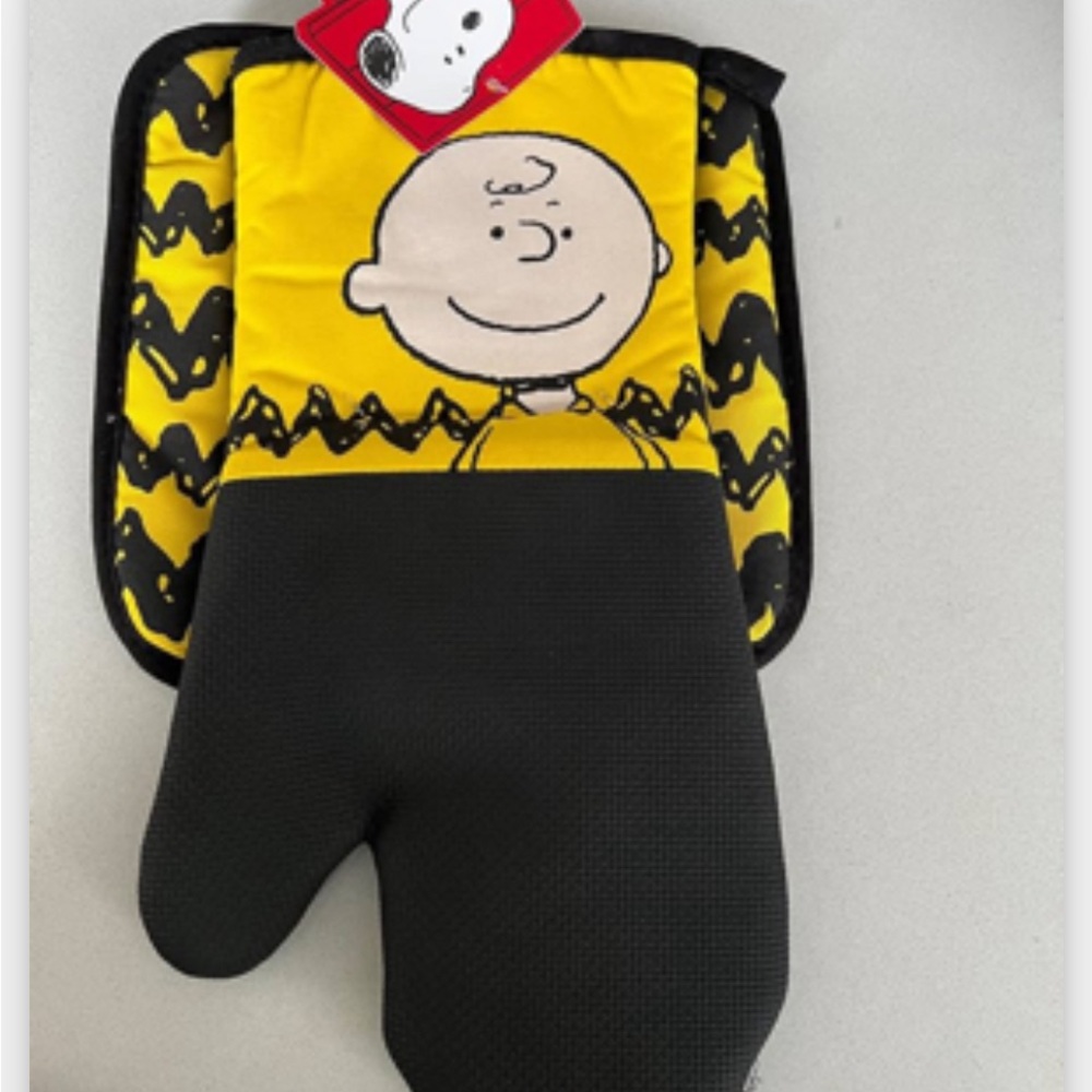 Peanuts Snoopy Charlie Brown Oversized Oven Mitt and Pot Holder Set